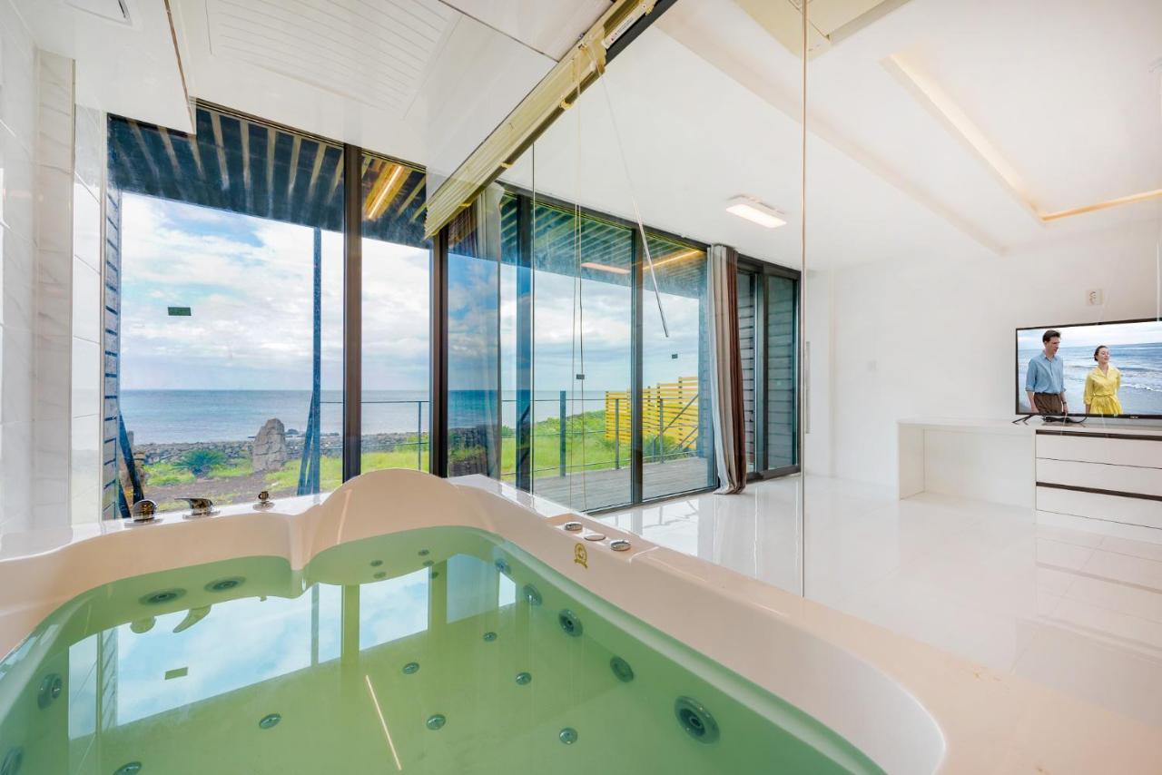 Castle Pool Resort Jeju Bagian luar foto