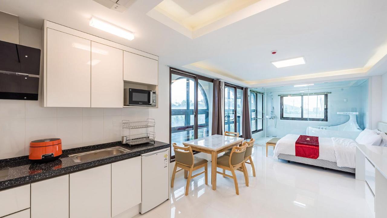 Castle Pool Resort Jeju Bagian luar foto