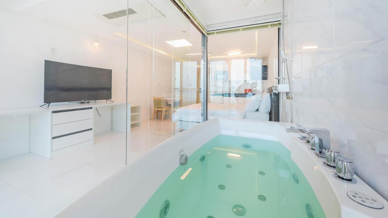 Castle Pool Resort Jeju Bagian luar foto