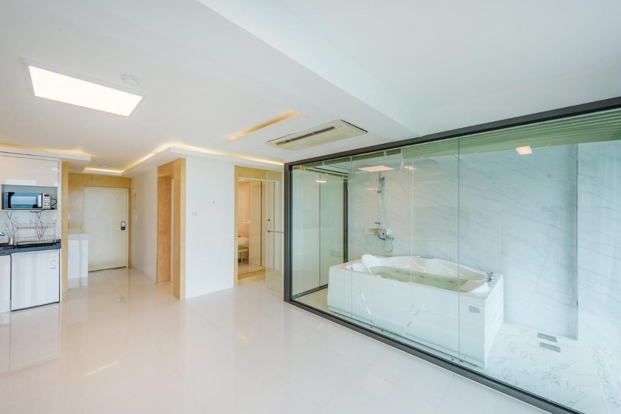 Castle Pool Resort Jeju Bagian luar foto