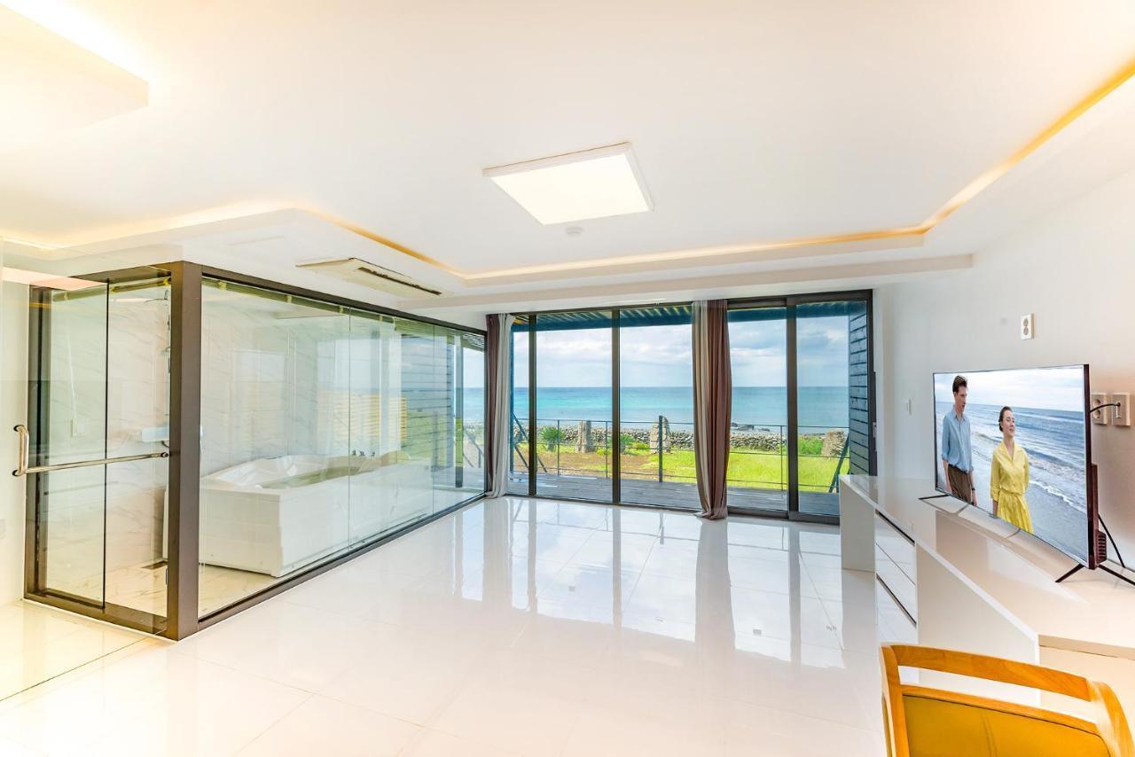 Castle Pool Resort Jeju Bagian luar foto