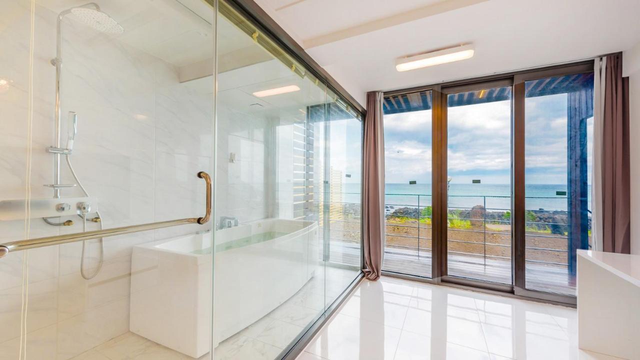 Castle Pool Resort Jeju Bagian luar foto