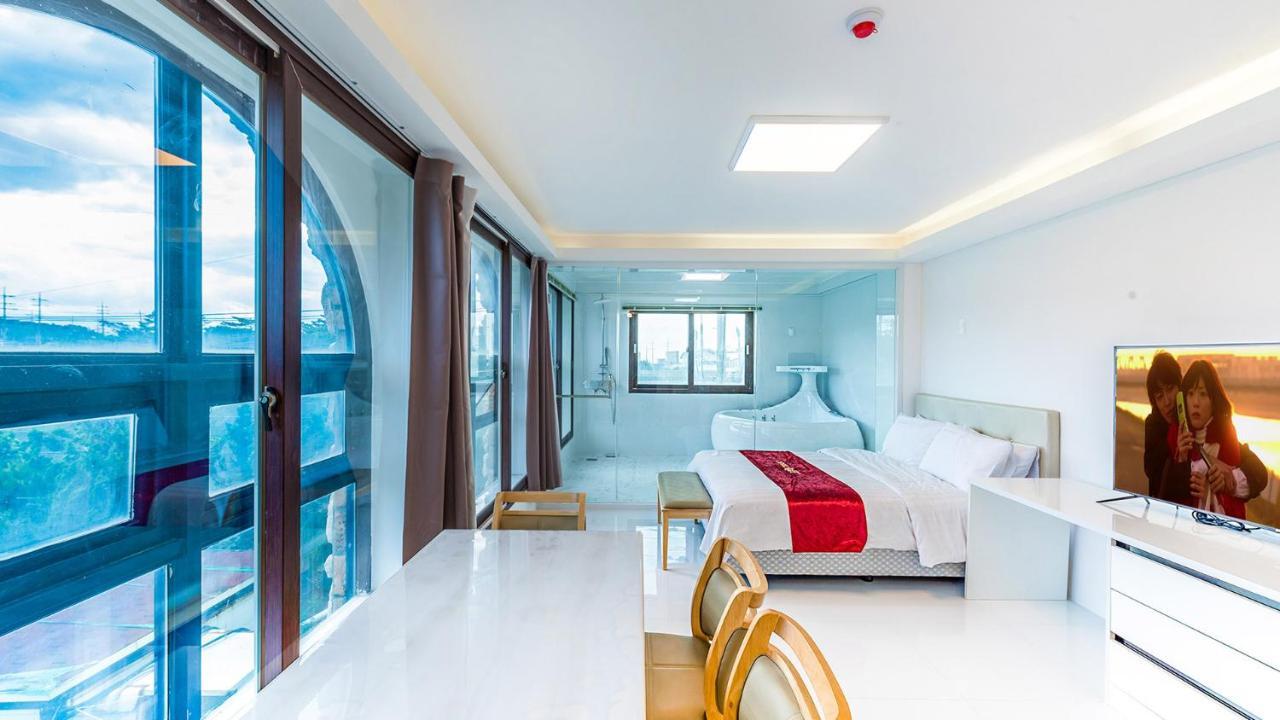 Castle Pool Resort Jeju Bagian luar foto