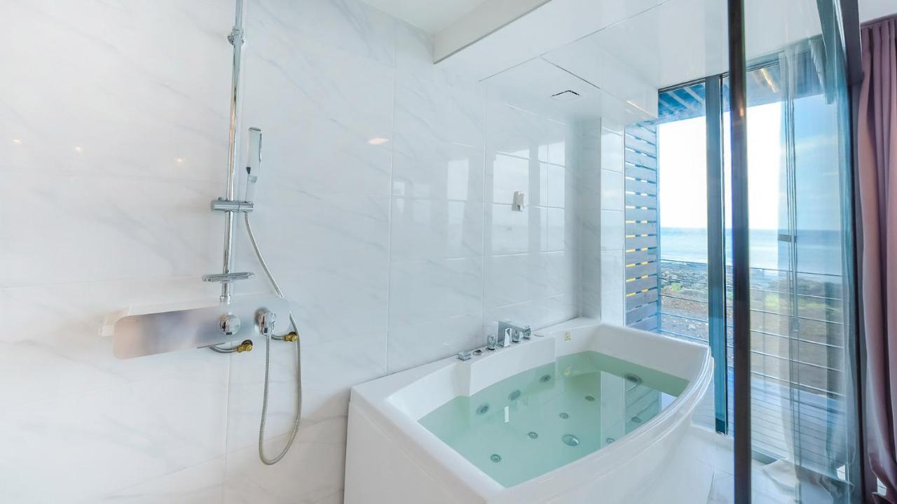 Castle Pool Resort Jeju Bagian luar foto
