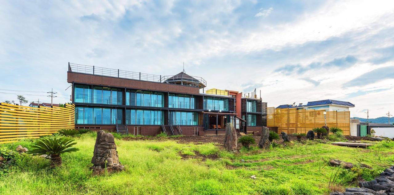 Castle Pool Resort Jeju Bagian luar foto